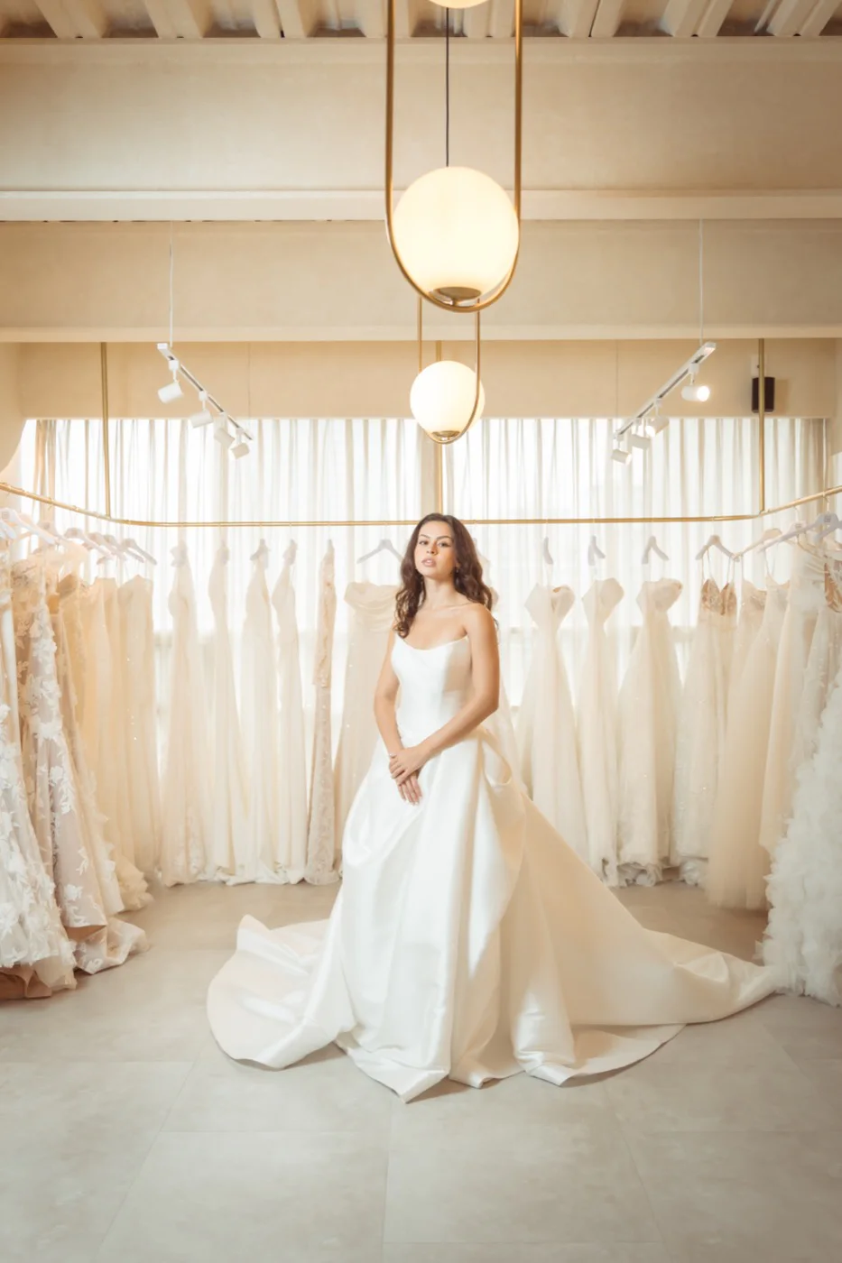 Novia con vestido de colección en el Showroom de Rabling Bridal