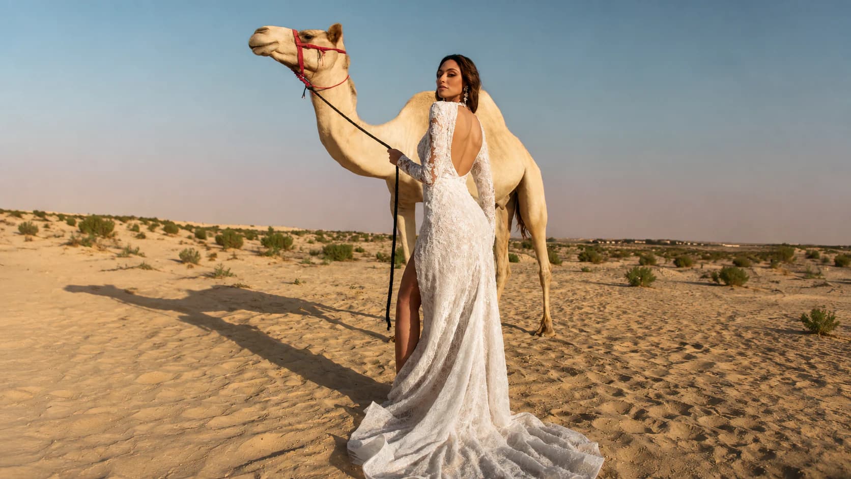 Vestido de encaje en locación desértica