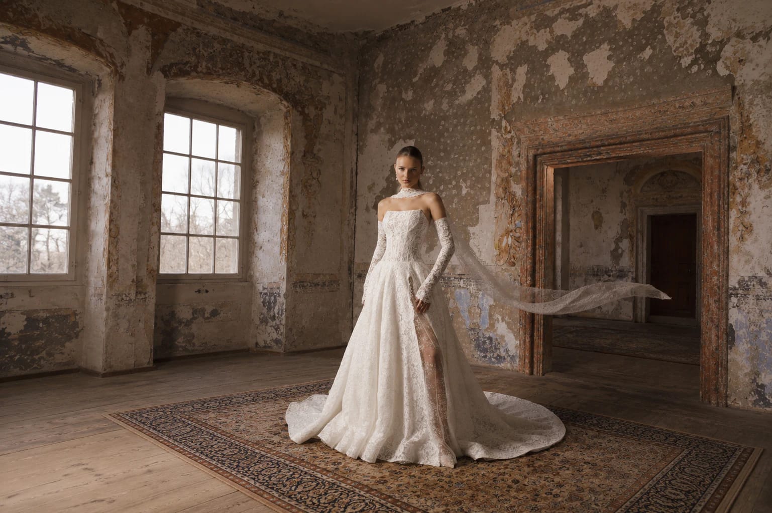 Novia con vestido de encaje y mangas largas en un salón antiguo